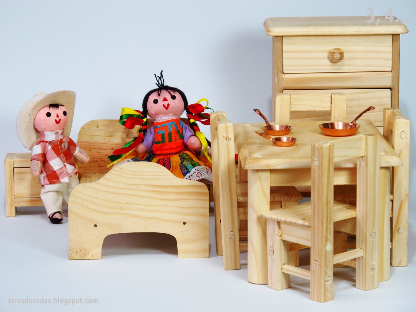 TREINTAOCHO Muebles de madera de juguete, de Tlacolula, Oaxaca y