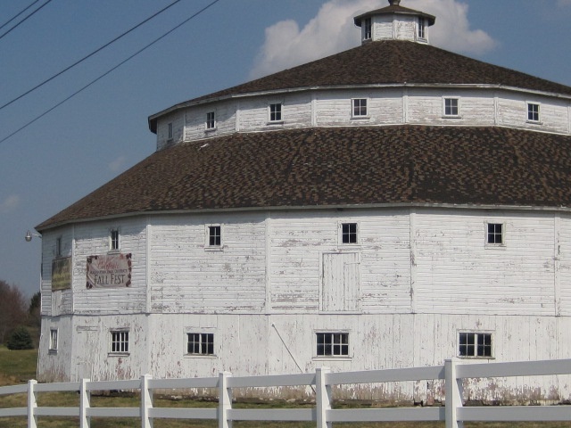 http://genemundtchicagolandmortgage.blogspot.com/2013/04/the-baker-koren-round-barn-farm-park-in.html