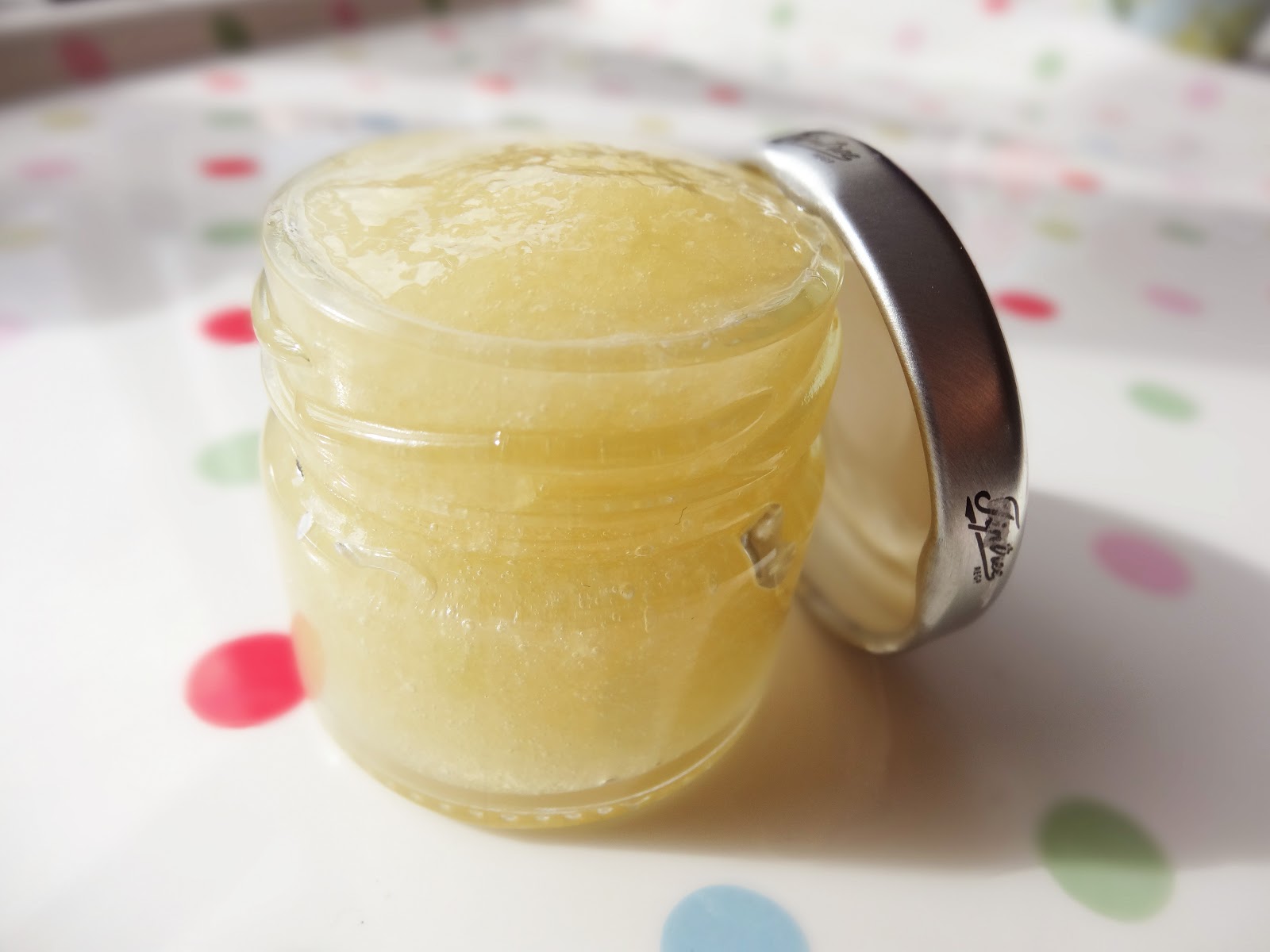 Trends With Benefits DIY Honey and Vanilla Lip Scrub
