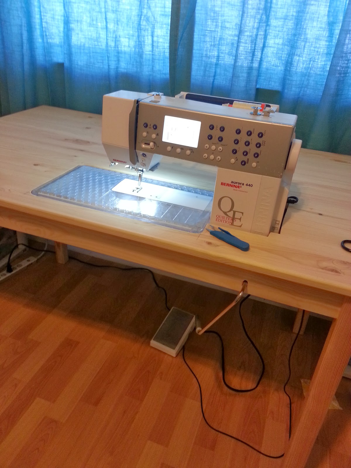 Simple Ikea Sewing Table Ideas for Small Room