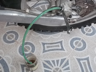 Cambiando el líquido de frenos a mi KTM 640 KTM 640 brake fluid replacing