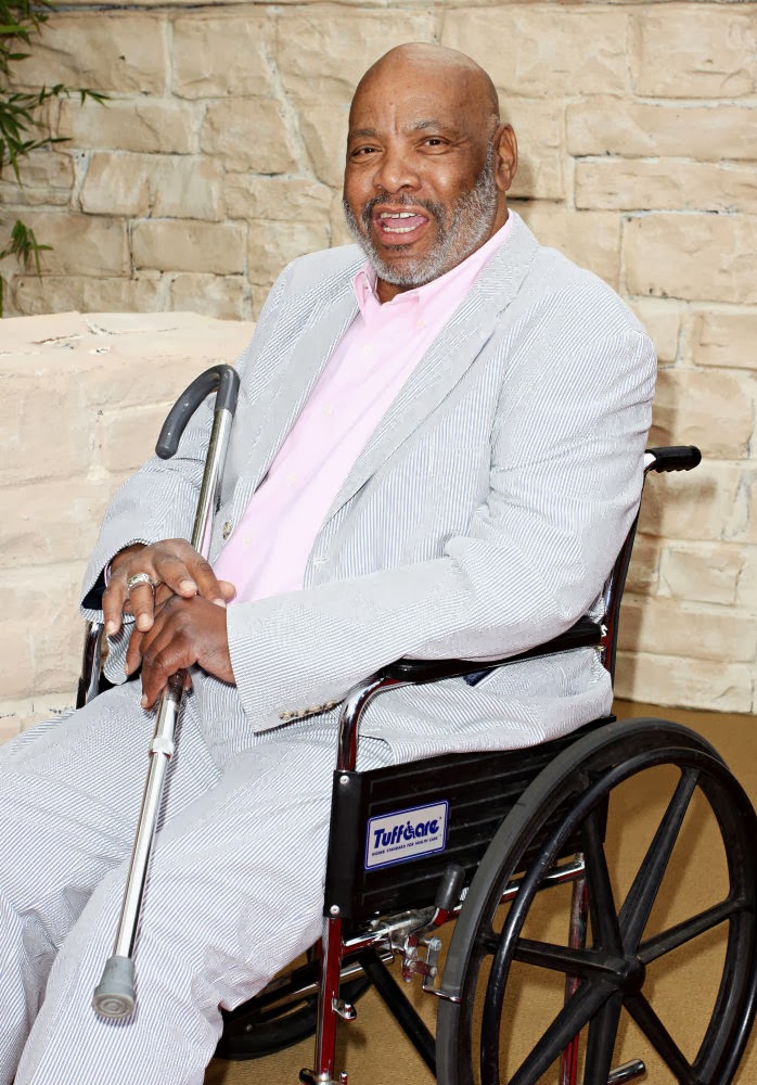 Historia de esta Imagen 1990 Will Smith junto a James Avery en el rodaje de The Fresh Prince