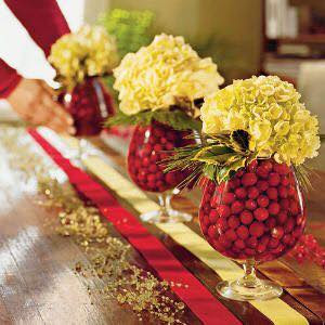 centros de mesa en frascos de vidrio con flores y frutas