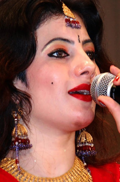 Nazi+Iqbal+Six Nazia Iqbal Six http://pashto-actress.blogspot.com/2011/09/nazia-iqbal ...