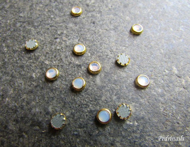 Lady Queen Online Shop - Nail Art 3D Nail Decoration Gems Crystal Diamond Decoration Gold Plated Nail Studs - photo © Pedrìnails