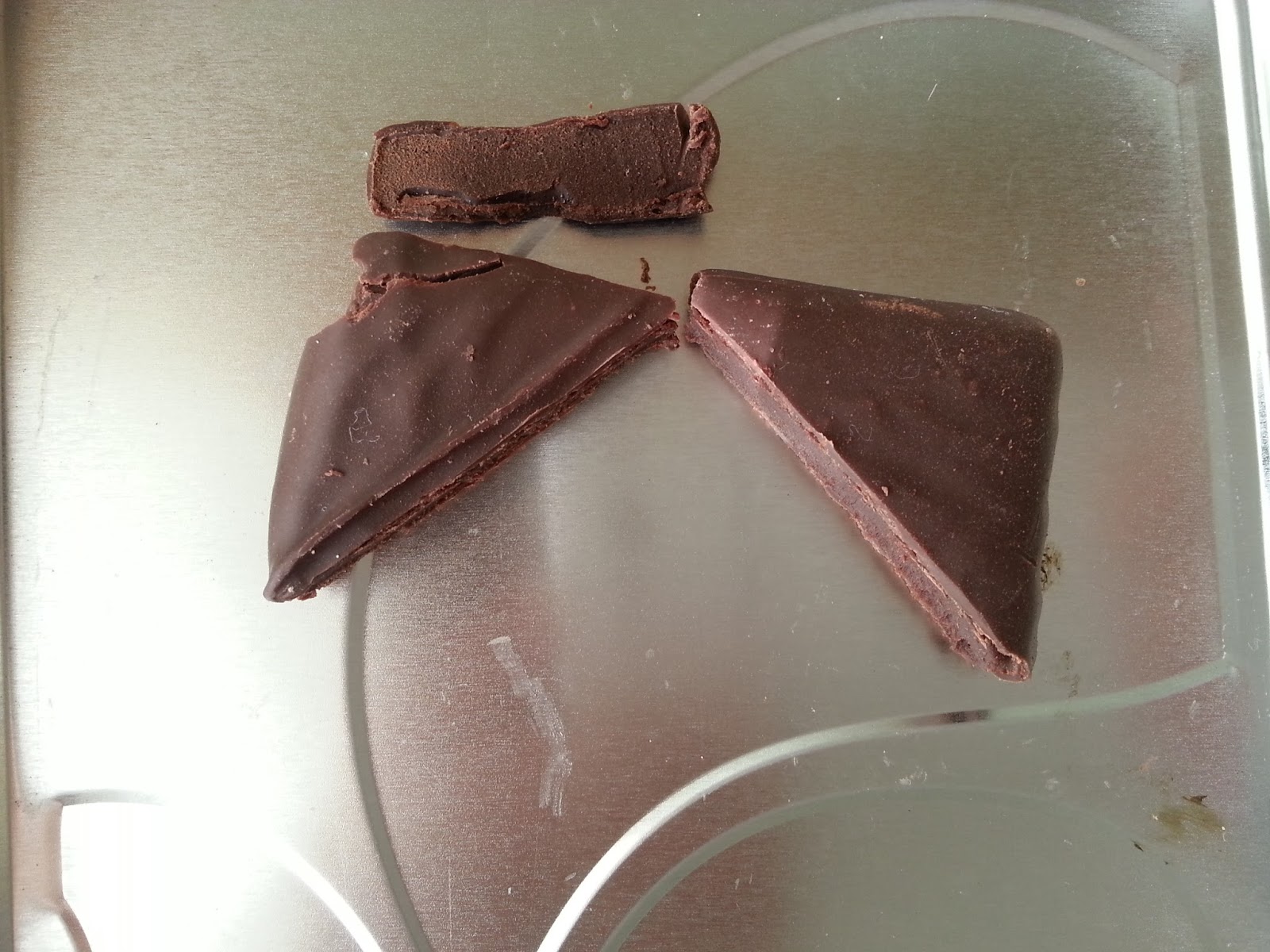 ÇİKKOLATA BİR KUTU MUTLULUK ÖZSÜT EL YAPIMI ÇİKOLATA