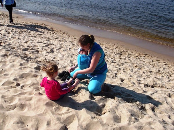 na plaży, chusta, dwójka dzieci, na bosaka na plaży, chusta, dwójka dzieci, na bosaka