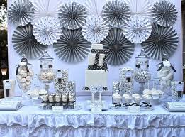 Pequeñas ideas para la gran fiesta , poner un poco de glitter color plata, muy delicadamente en arreglos florales para que tengan un toque delicado.
