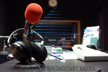 http://4.bp.blogspot.com/--7fG-VA8We0/UJZ2qyDV1rI/AAAAAAAAAdM/zZto8a9TBr0/s1600/studio-radio.jpg