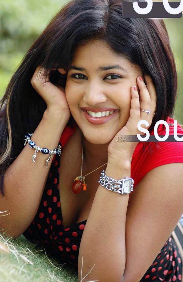 Upcoming Actress Soumya exposing - Girlz Around The World