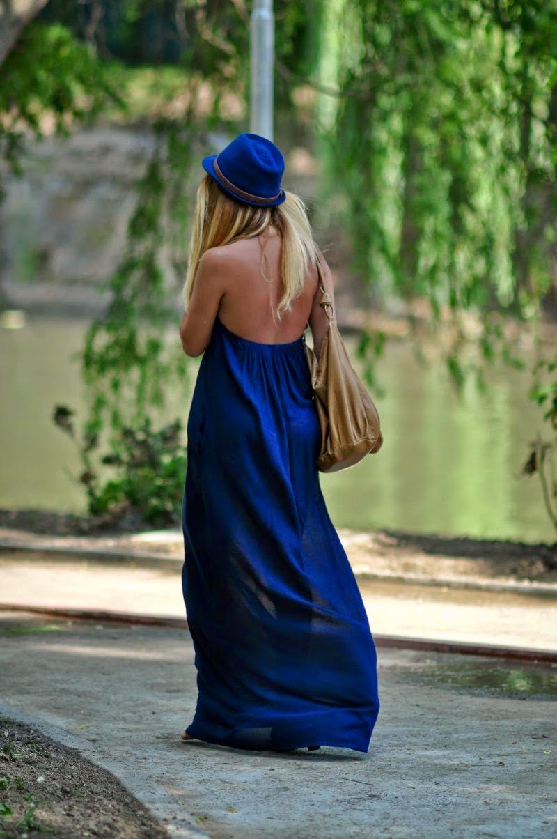 simona-mar-blog-street-style-summer-outfit-mango-navy-blue-maxi-long-dess-low-back-stradivarius-hat-river-island-brown-sandals-tan-bag-guess-gold-chains-watch-blonde-hair-1.jpg