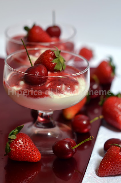 Mousse di ricotta con fragole e ciliegie