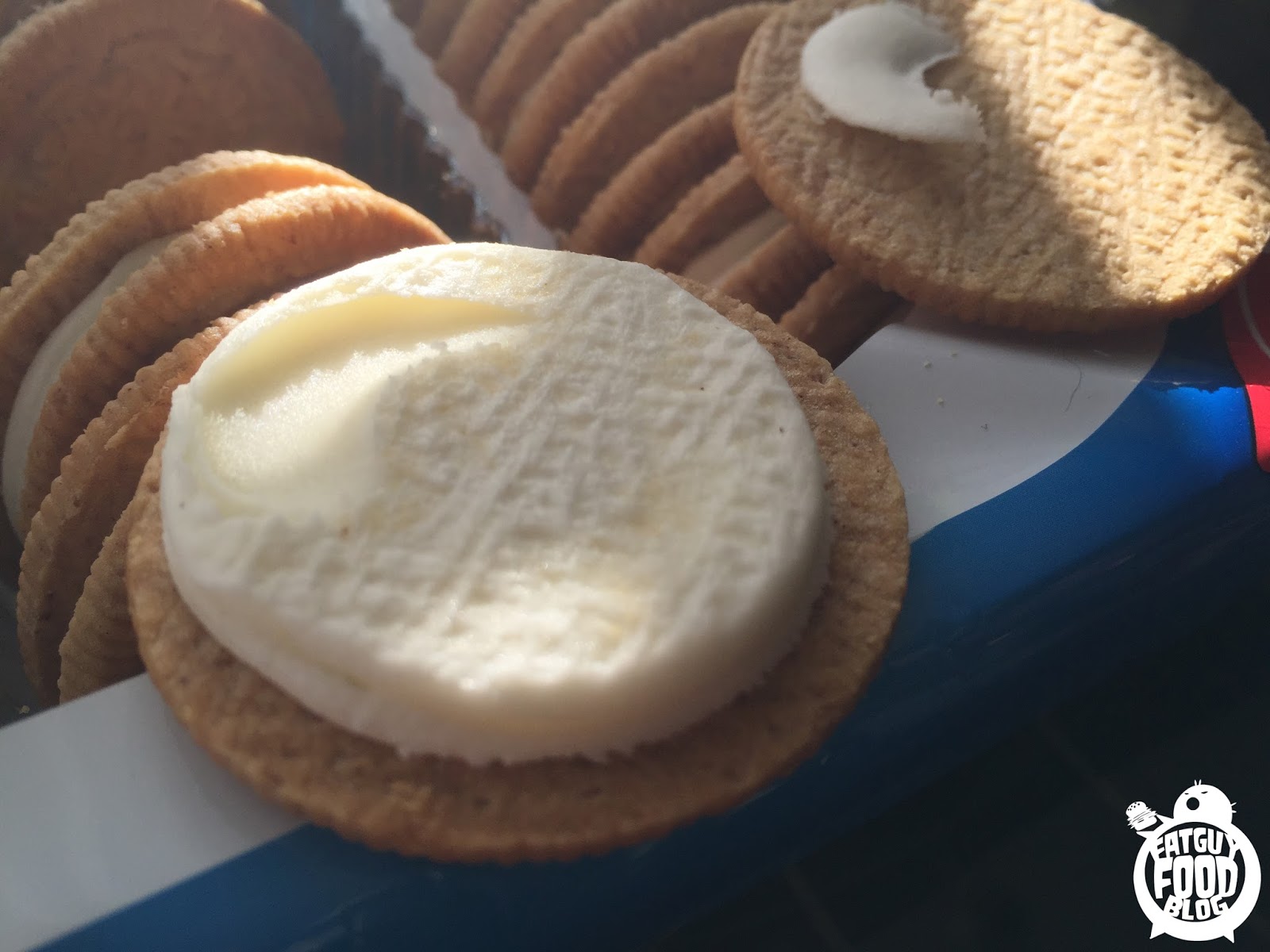 FATGUYFOODBLOG Cinnamon Bun Oreo Cookies!