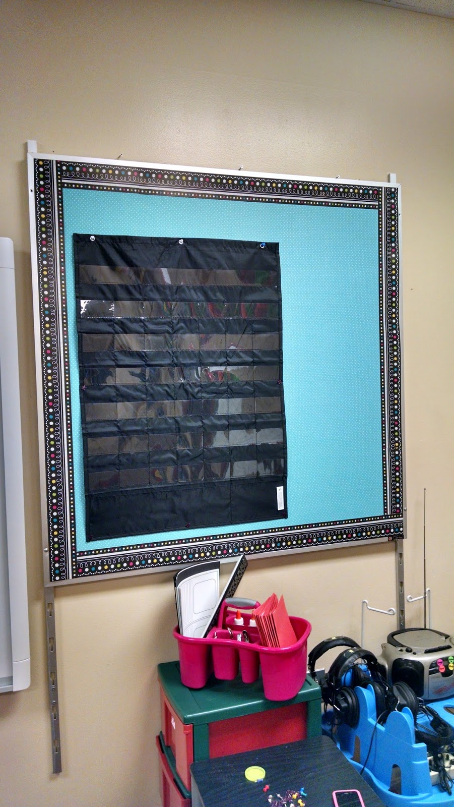 Bulletin board Black Borders >.