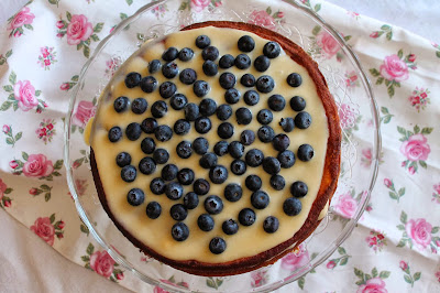 Tarta de chocolate blanco con lemon curd y arándanos