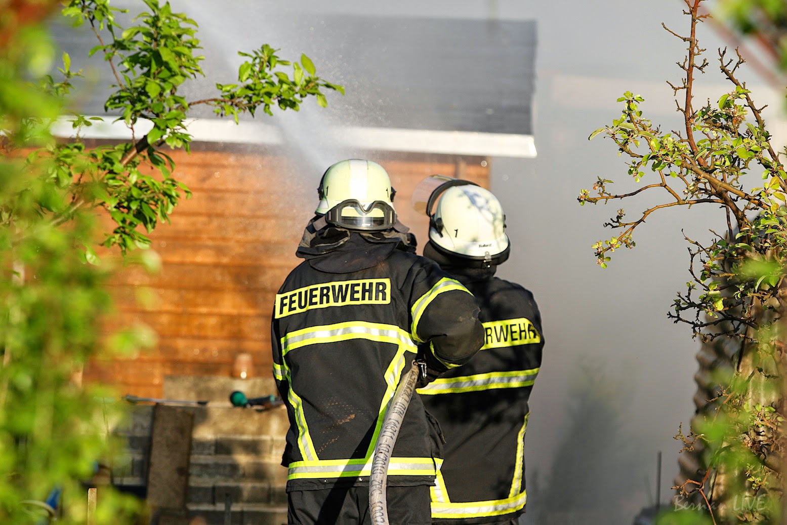 Bernau: Grosseinsatz der Feuerwehr - Bungalow Brand... 74 Bernau LIVE - Dein Stadtmagazin für Bernau bei Berlin