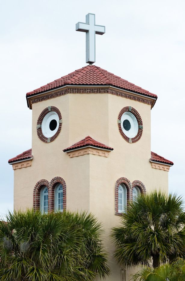 House that Looks like a Chicken House that Looks like a Chicken