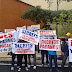 Le cumplen a Hank Rohn. Trabajadores protestan por falta de pago afuera de su hotel en Isla Mujeres