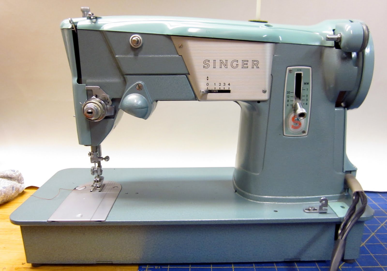 Vintage Singer Sewing Machine with Carrying Case/parts