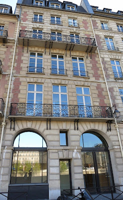 Façade avec balcons du 21 quai de l'Horloge à Paris