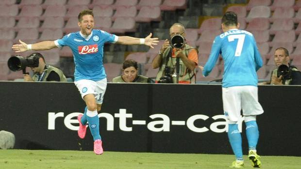 Mertens brilha e Napoli goleia em estreia da UEL