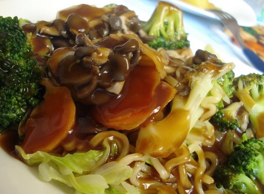 Yakissoba com Shimeji Yakissoba com Shimeji (vegana)