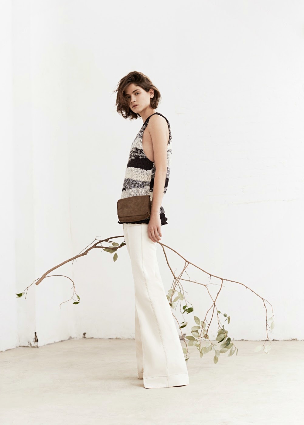 As calças de ganga à boca-de-sino, também designadas por Flare Jeans, vão marcar presença na Primavera/Verão 2015, fazendo assim referência aos Anos 70. São, sem dúvida, um dos must-have da estação. Dicas de Moda e Imagem. Blog de Moda Style Statement. Tendências. Casual Chic. Anca larga. Blog de moda portugal, blogues de moda portugueses.