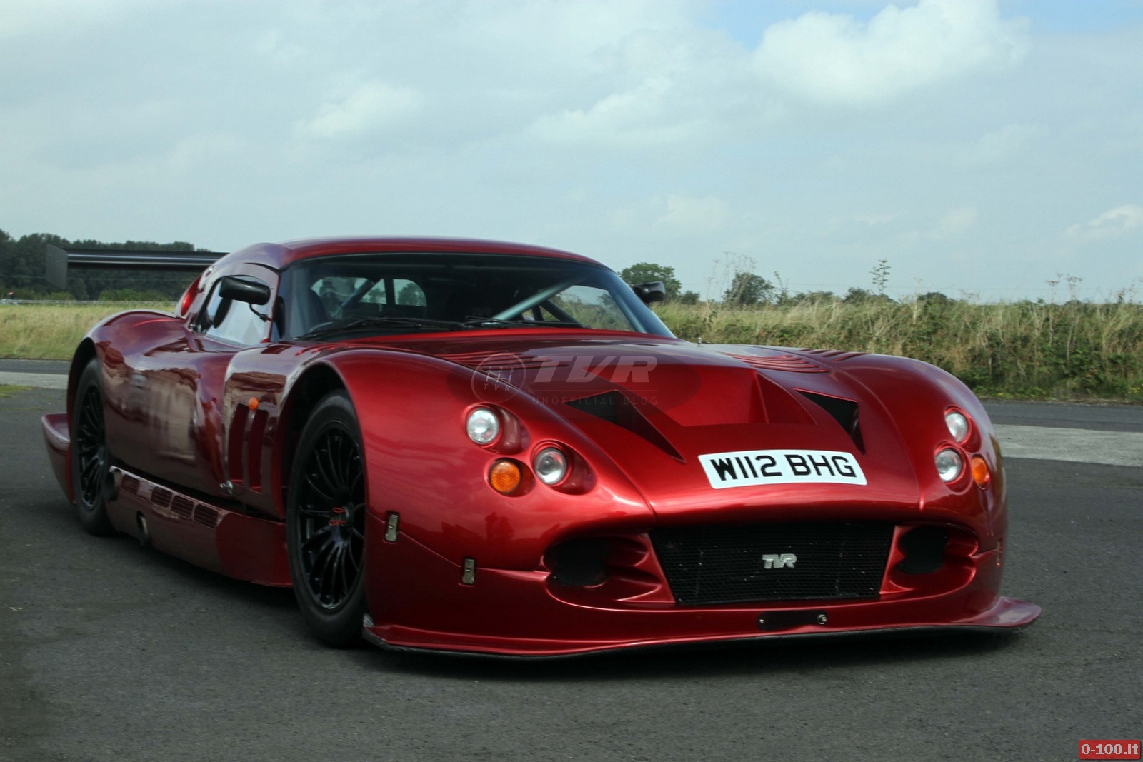 Con R de racing TVR 65 AÑOS FIEL A UN ESTILO