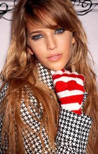 FOTO HERMOSA CHICA RUBIA BAJAR foto hermosa chica rubia bajar: