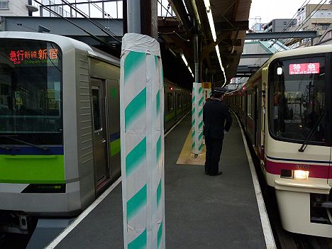 京王電鉄調布駅(地上駅)　特急新宿行きと急行新線新宿行き　同時入線シーン