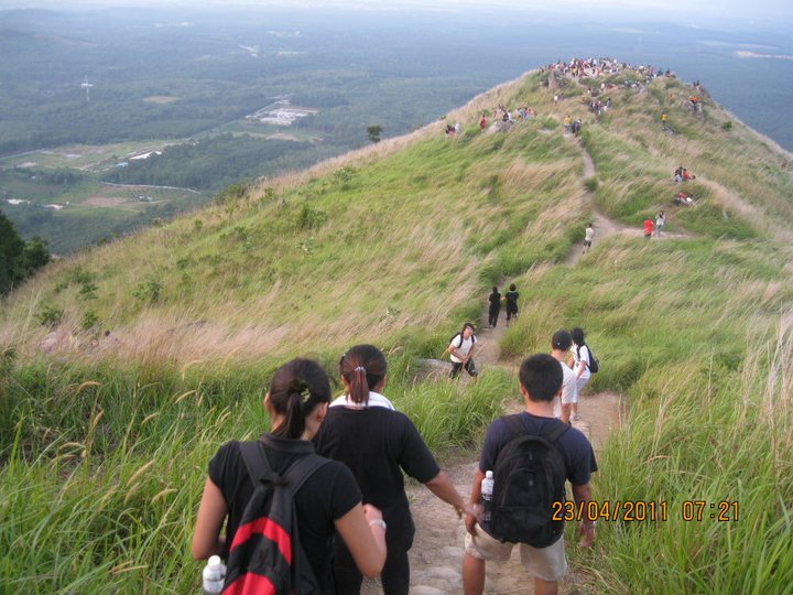 mase kitorang nak turun dari gunung broga....