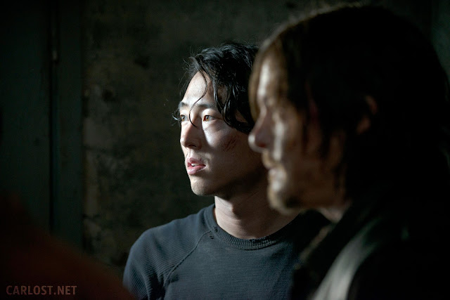 Glenn (Steven Yeun) y Daryl Dixon (Norman Reedus) en The Walking Dead 5x01 Glenn (Steven Yeun) y Daryl Dixon (Norman Reedus) en The Walking Dead 5x01