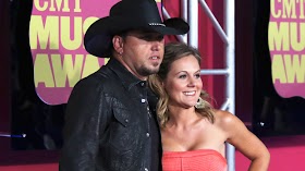 Jason Aldean apologizing to fans after photographs