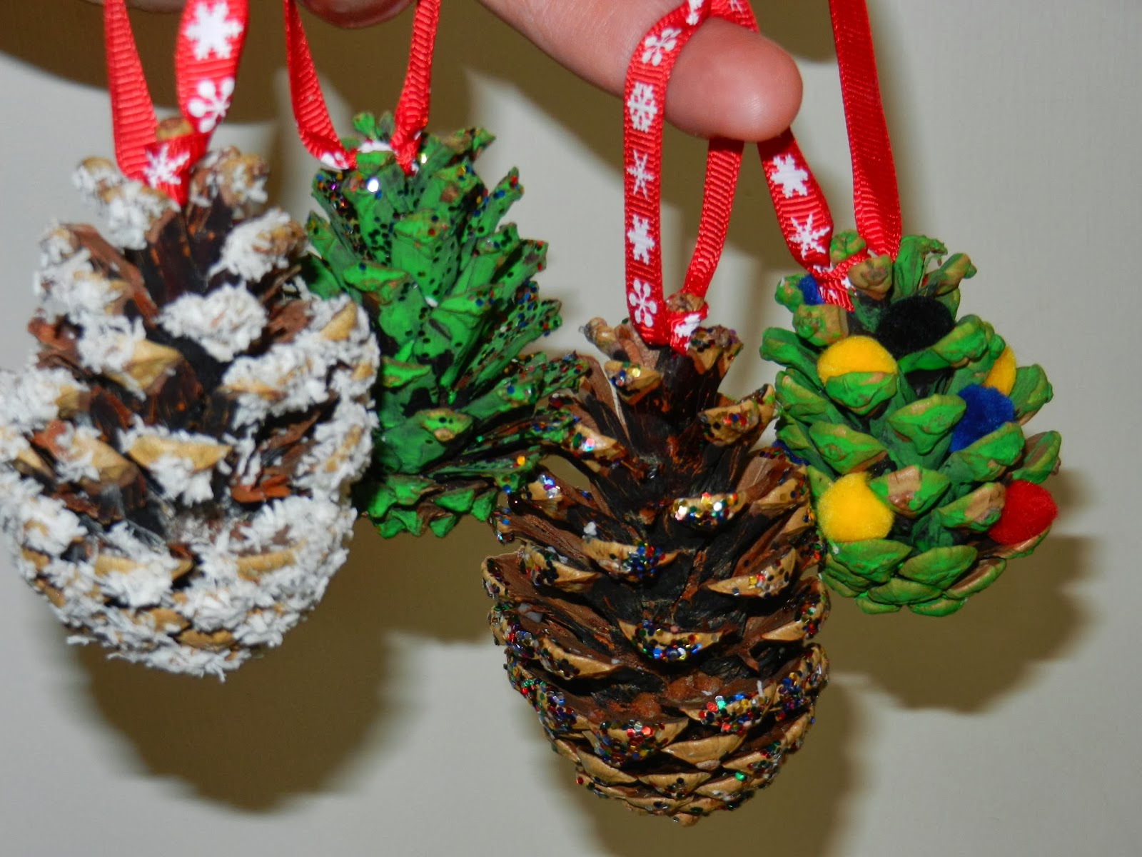 HOW TO MAKE" PINE CONE CHRISTMAS TREES