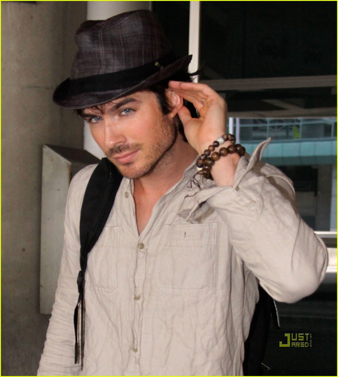 http://4.bp.blogspot.com/--MHRGSfMwmY/Tfyro1YmCeI/AAAAAAAAT2w/TxQozrhVTR8/s1600/ian-somerhalder-pearson-airport-toronto-06.jpg