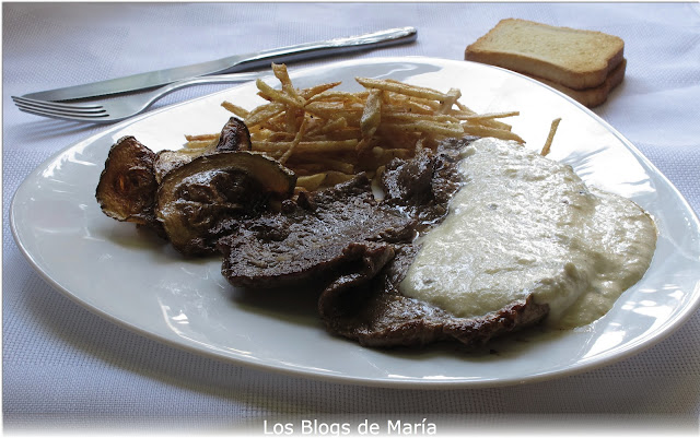 Salsa a la pimienta con ternera y patatas paja