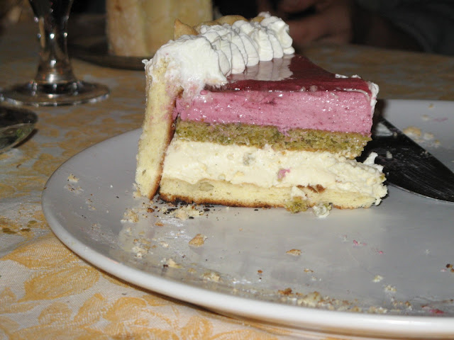 http://4.bp.blogspot.com/--MfAL6fOCV8/UAliM768ZII/AAAAAAAAALM/XvS8Cw8WG-o/s640/gateau+anniv+violette+2011+007.jpg