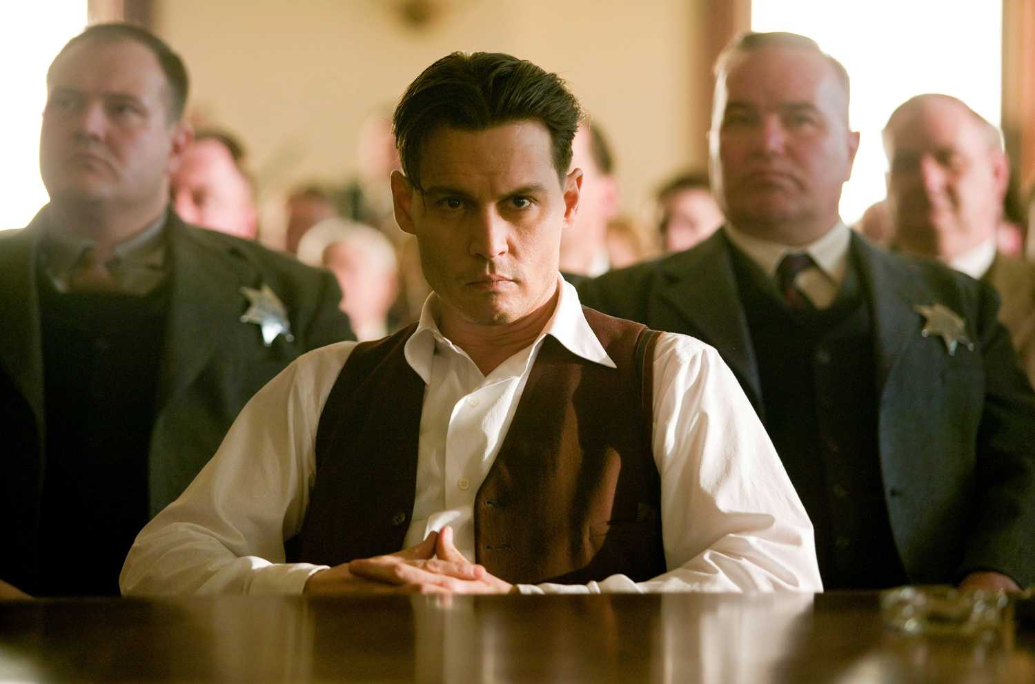 http://4.bp.blogspot.com/--O6TsbK72B0/URmiJBnQUdI/AAAAAAAAKDM/ft3A0L830AE/s1600/public-enemies-movie-image-Johnny-Depp-1.jpg