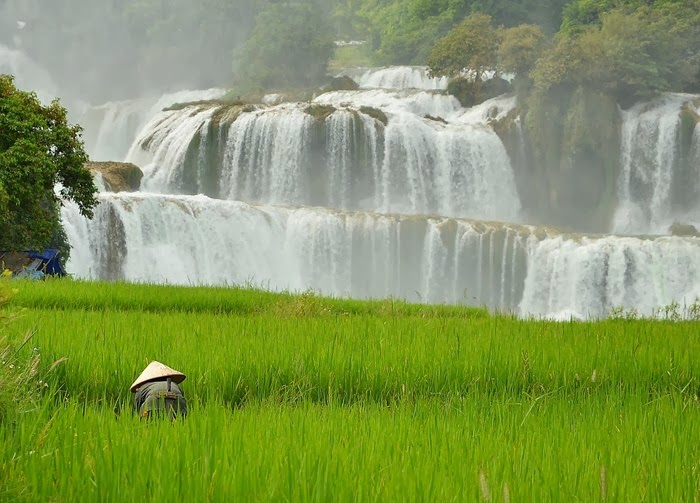 Ban Gioc – Detian Waterfall The Sino-Vietnamese border is the fourth largest waterfall in the world – Detian or Ban Gioc. The object is also the largest cross-border waterfall in Asia. The main part of it belongs to the Middle Kingdom, Vietnam – only a few threads.