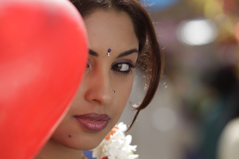 Richa Gangopadhyay With Simbu In Osthi Stills film pics
