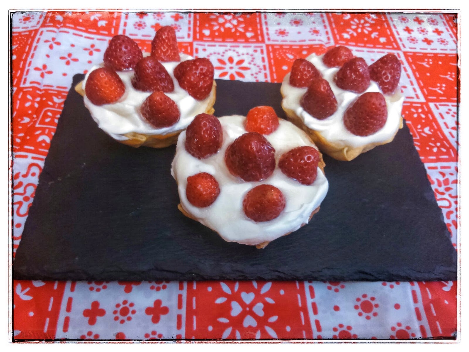 Cestas De Nata Y Fresas Y Chocolate