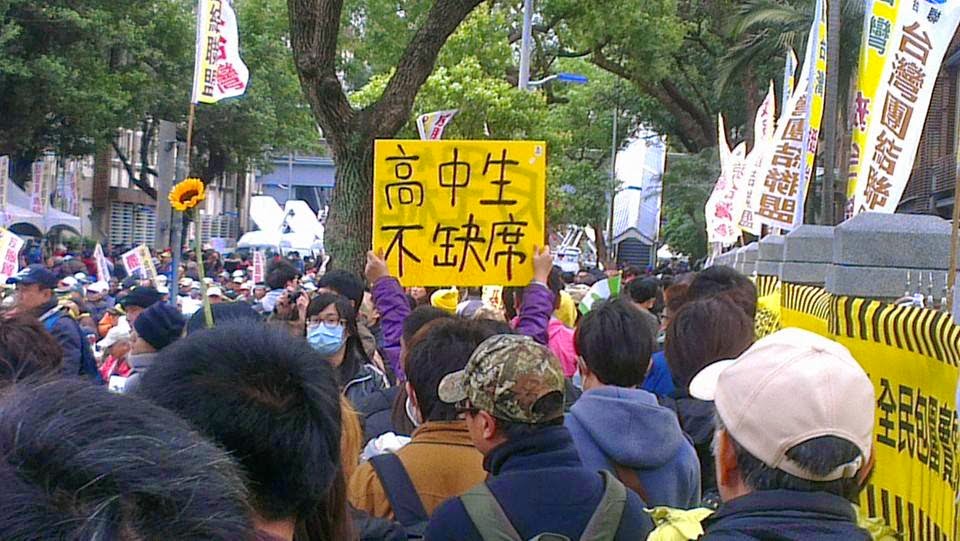 318學運不僅僅只是個抗議行動,更是青年在政黨惡鬥下的一個出口。圖:莊豐嘉/攝 318學運不僅僅只是個抗議行動,更是青年在政黨惡鬥下的一個出口。圖:莊豐嘉/攝
