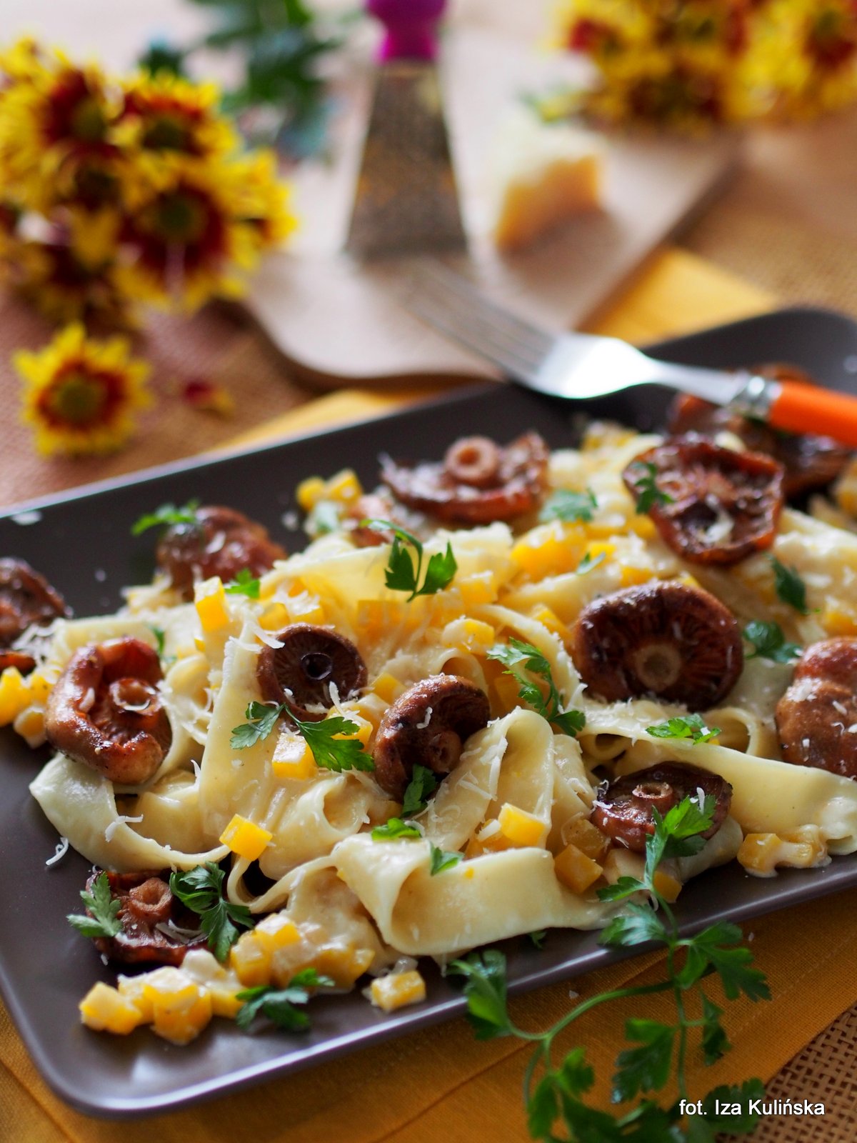 Makaron. Grzyby. Jesień. Pappardelle z dynią i smażonymi rydzami