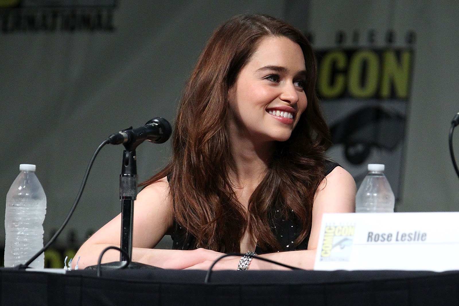 http://4.bp.blogspot.com/--TTtgnUTja0/UAaOvnCfrOI/AAAAAAAAOk8/rdxlwVuYfd4/s1600/Emilia+Clarke+and+Rose+Leslie+-+2012+Comic-Con+appearance+in+San+Diego,+July+13,+2012+8.jpg