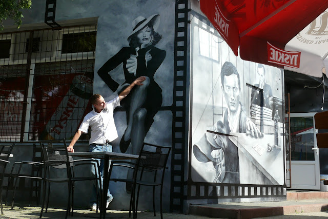 Mural, malowanie baru Malarstwo ścienne w barze, aranżacja ścian w barze poprzez malowanie obrazu na ścianie, malarstwo monochromatyczne, Warszawa