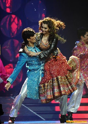Click on the Image for Larger View Kangana Ranaut performs at the IIFA Awards night in Toronto_FilmyFun.blogspot.com