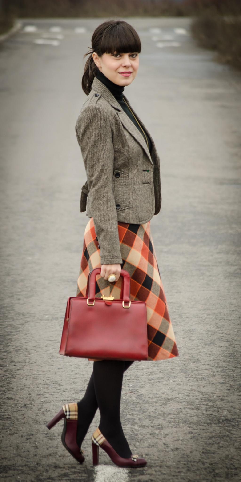 a-line checkers skirt 70s black turtleneck vintage thrifted koton burgundy shoes handbag high heels statement green jewlery necklace