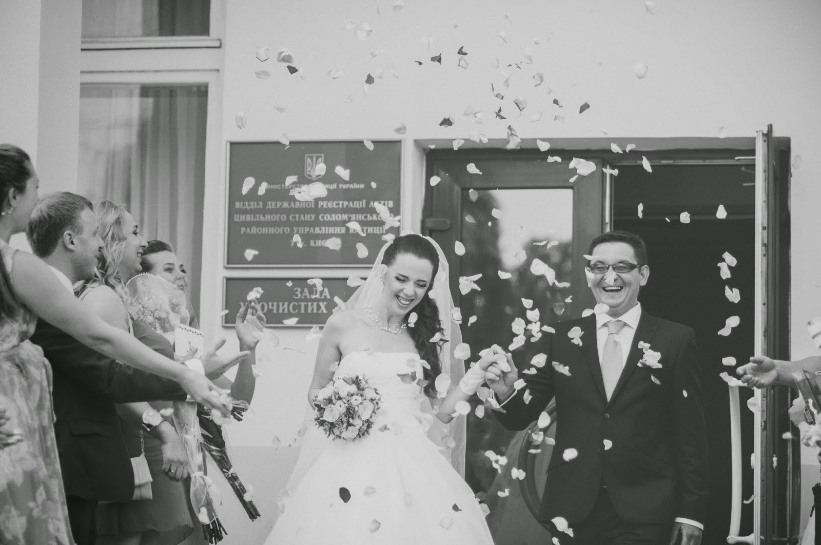 Вика и Денис. Свадебная фотосессия_6 свадебный фотограф, свадебная фотография, архитектурная съемка, фотосъемка в Киеве, урбанистическая свадьба, фотография на фоне зданий в Киеве, красивые свадебные фотографии