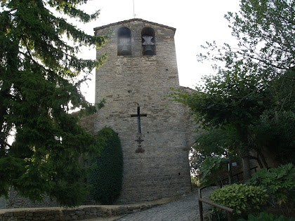 Façana de ponent de l'església parroquial de Sant Cristòfol de Tavertet, amb la finestra en forma de creu i el campanar Façana de ponent de l'església parroquial de Sant Cristòfol de Tavertet, amb la finestra en forma de creu i el campanar