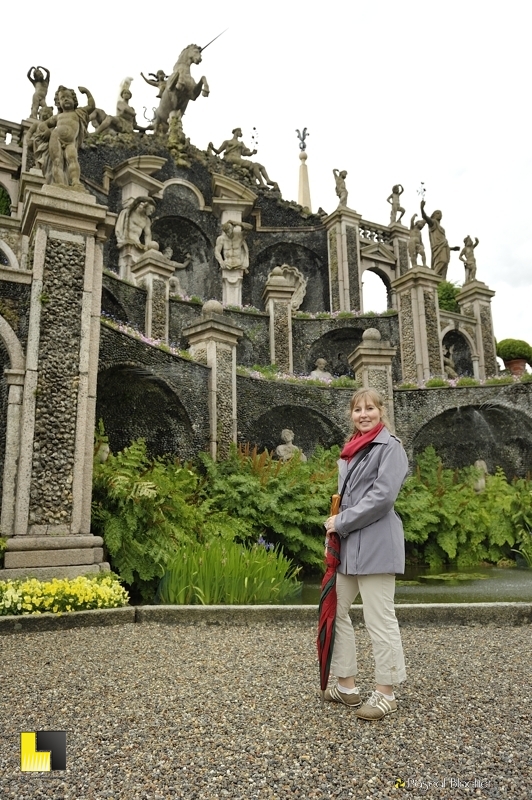 valérie blachier devant la fontaine monumentale du palais des borommée sur isola bella photo pascal blachier